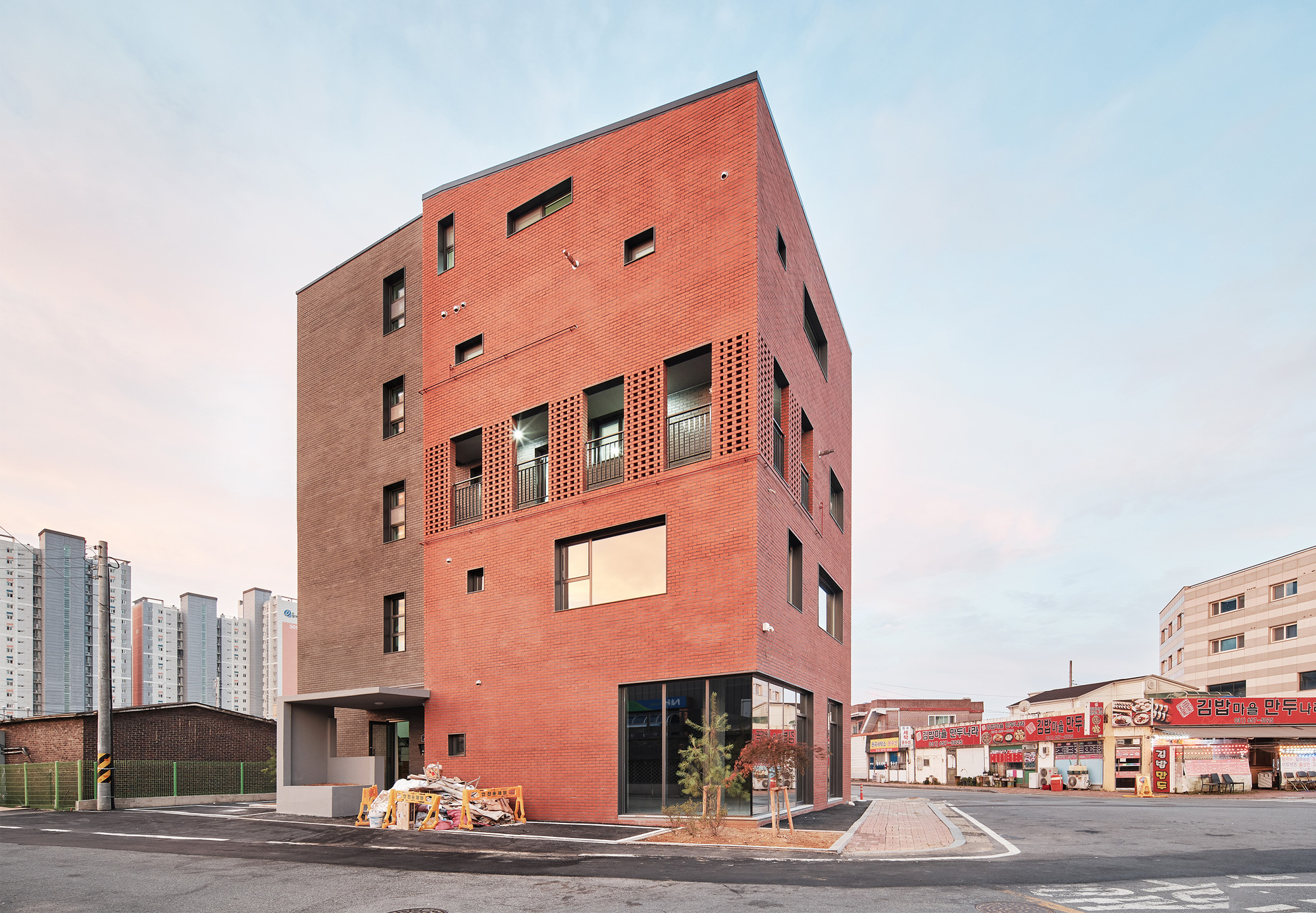 Anseong Commercial House
