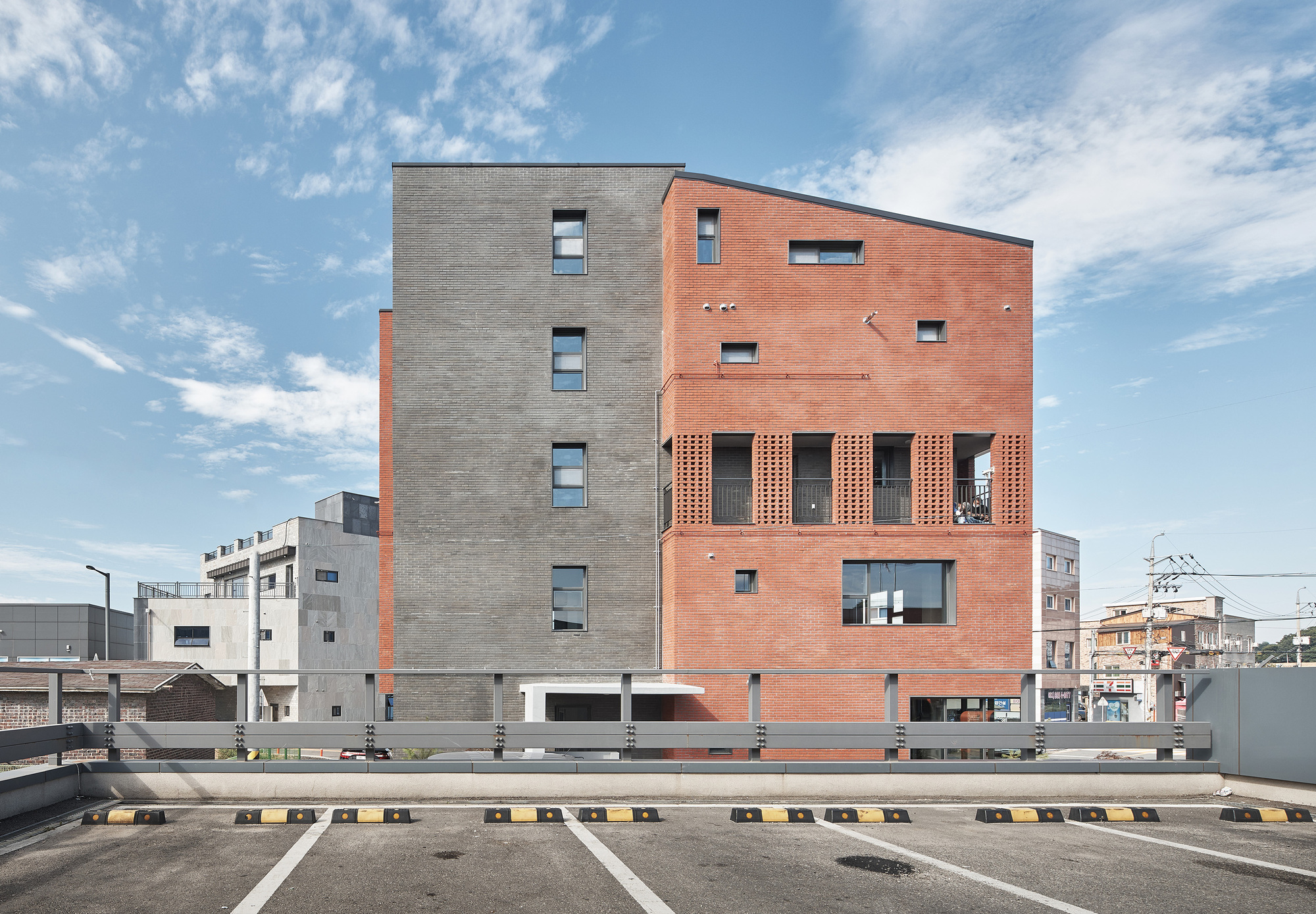 Anseong Commercial House