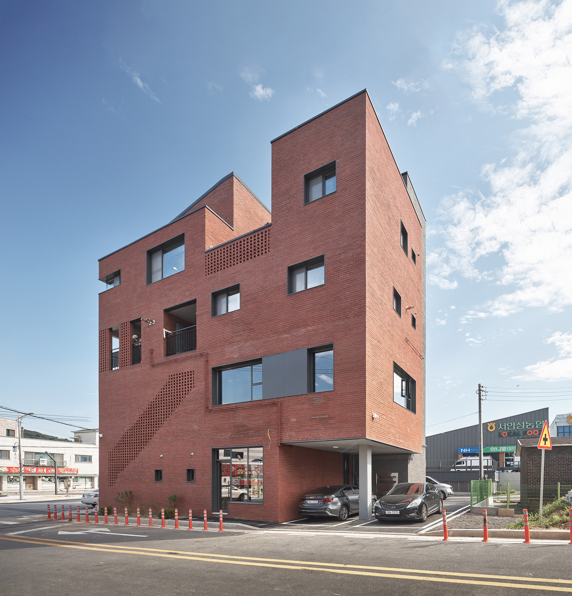 Anseong Commercial House
