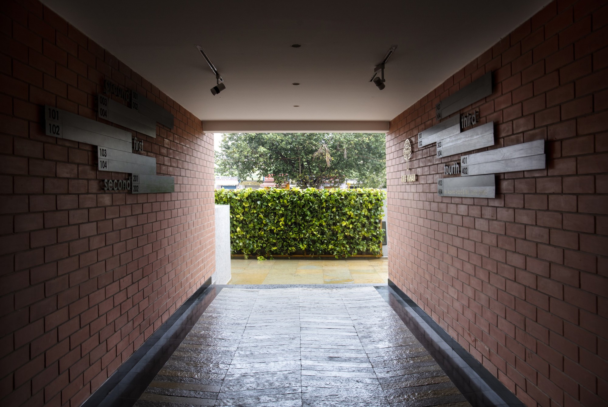 Axis Vanam
