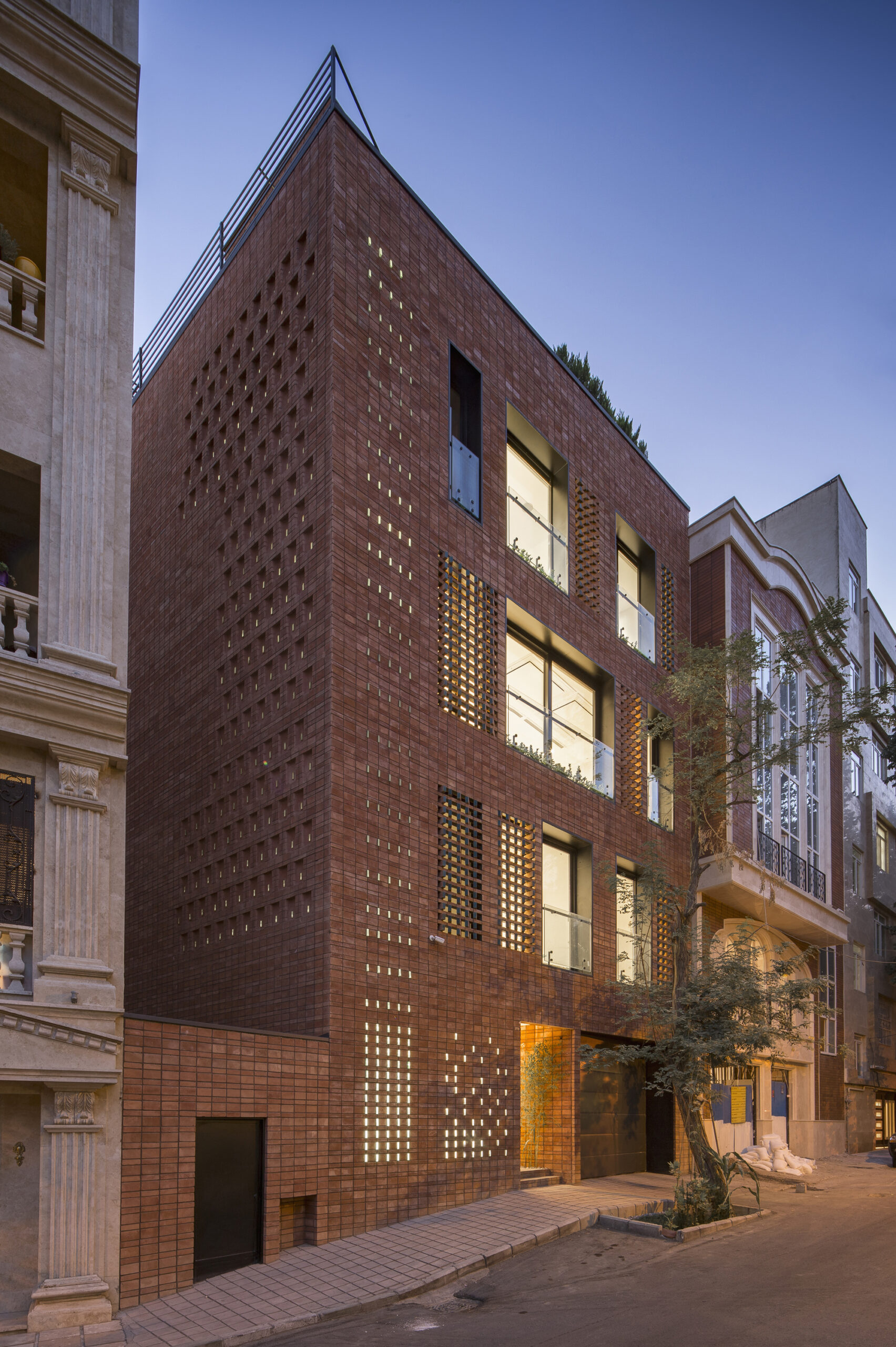 © Parham Taghioff22