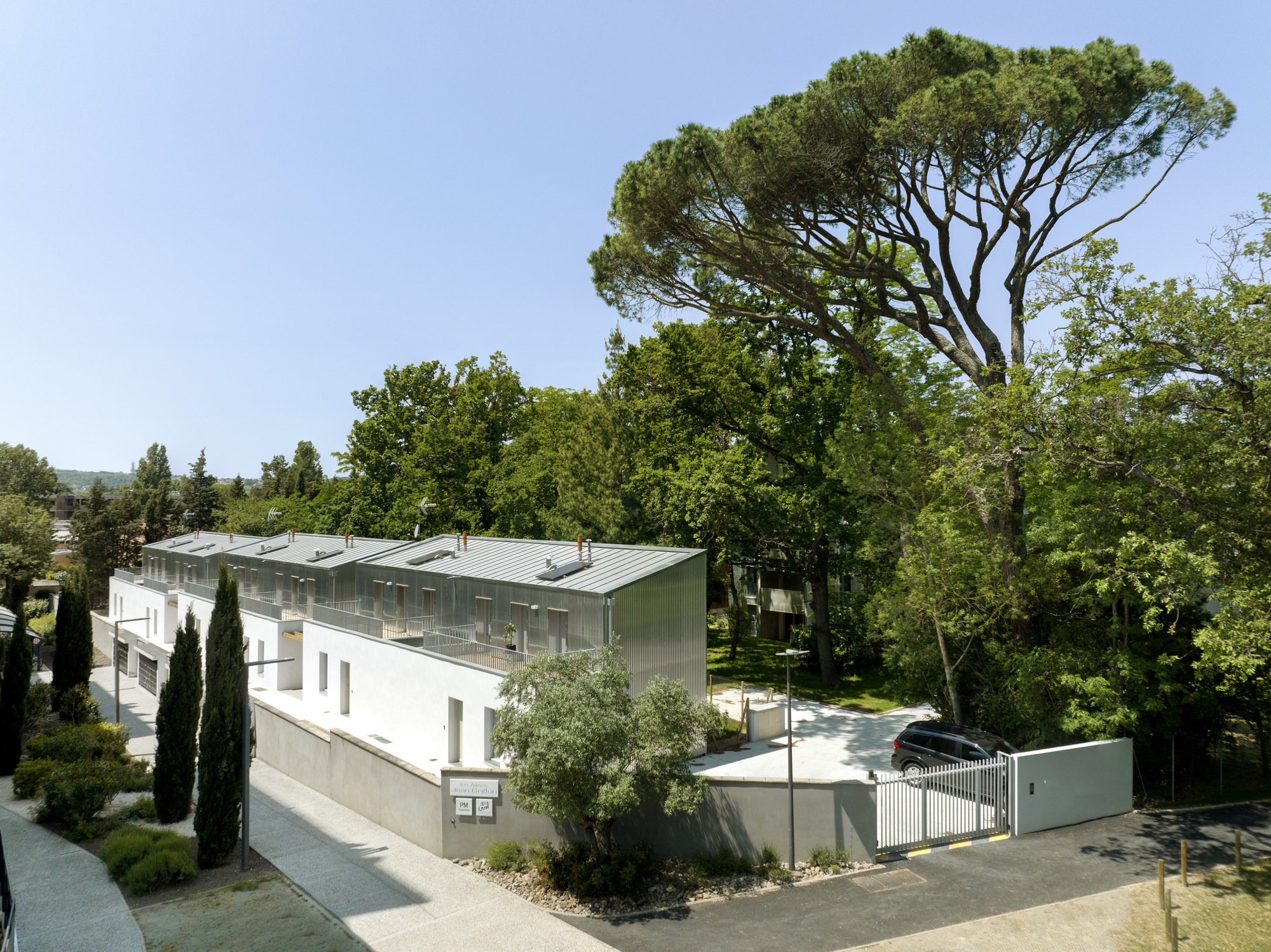 Infinity housing