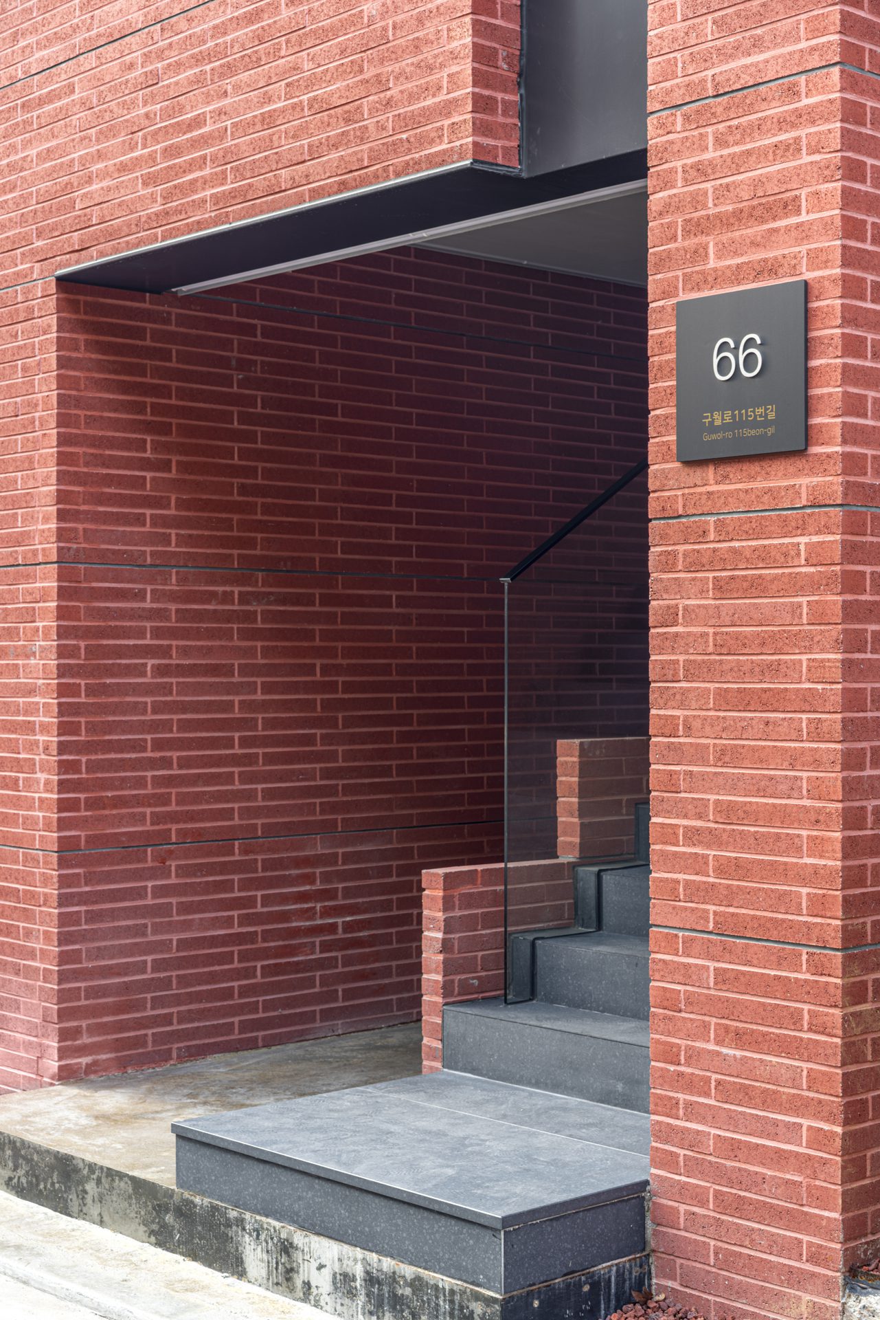 Three Planes Five Layers Apartment