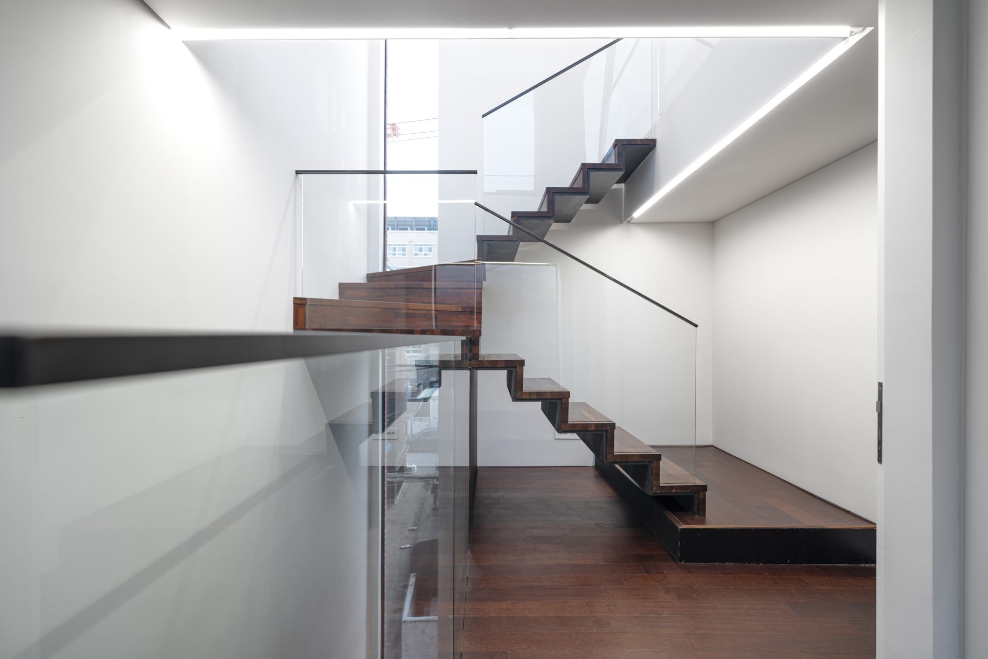 Three Planes Five Layers Apartment