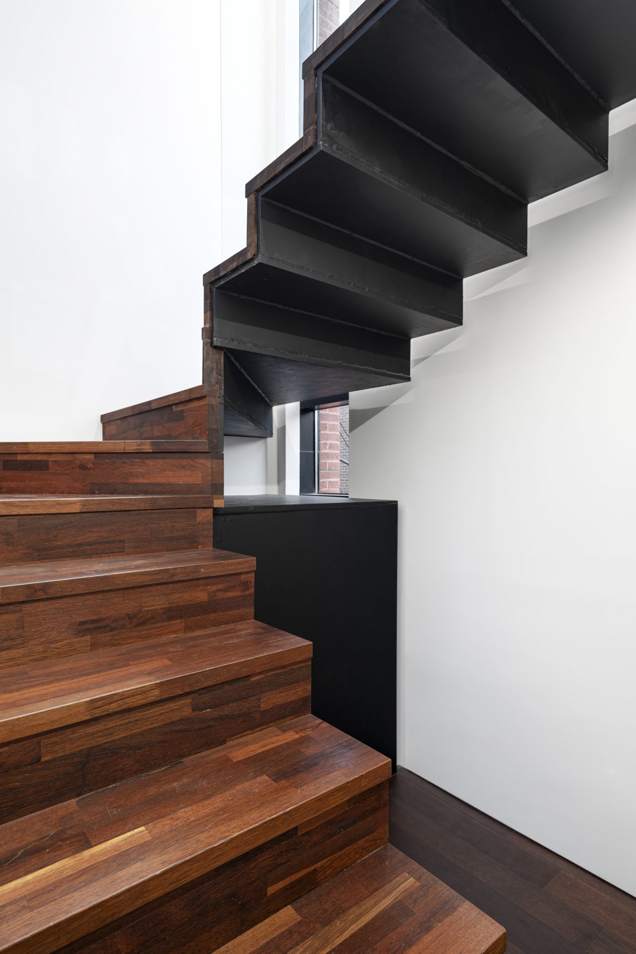 Three Planes Five Layers Apartment