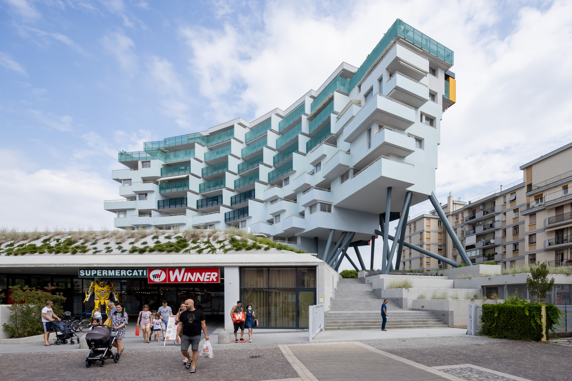 Le bâtiment descendant