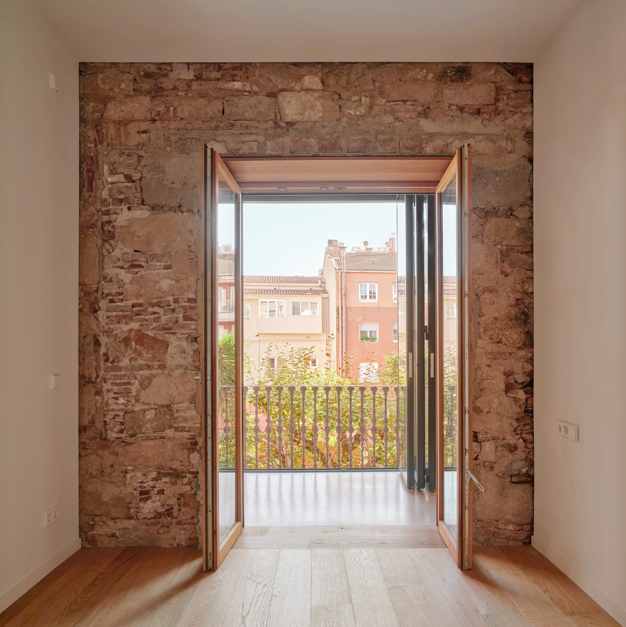 Comprehensive Housing Renovation in Barcelona