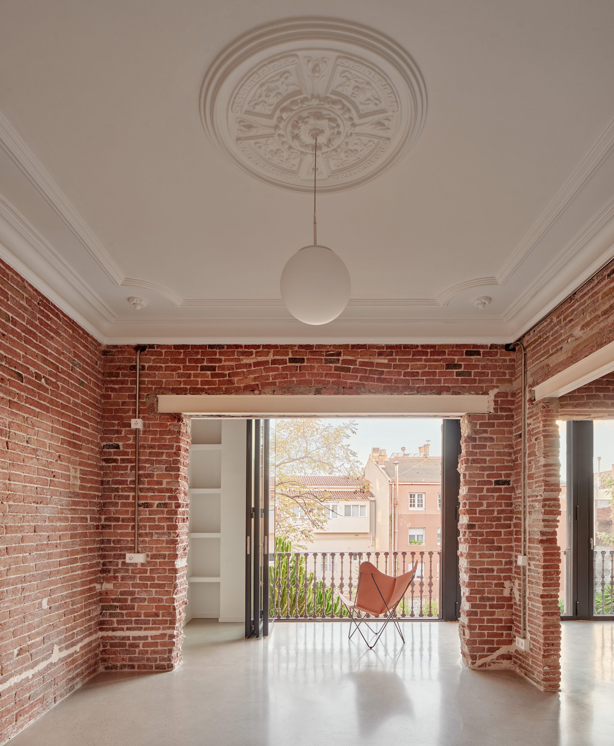 Comprehensive Housing Renovation in Barcelona