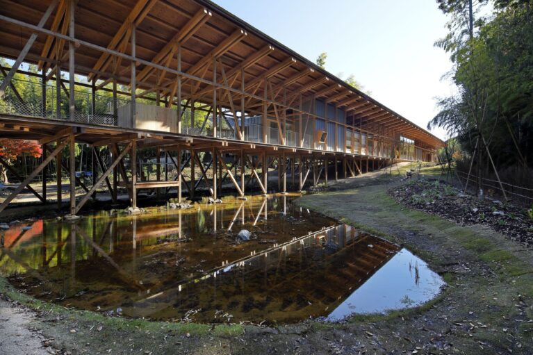 Long House with an Engawa Senior Daycare Center | Yamazaki Kentaro Design Workshop