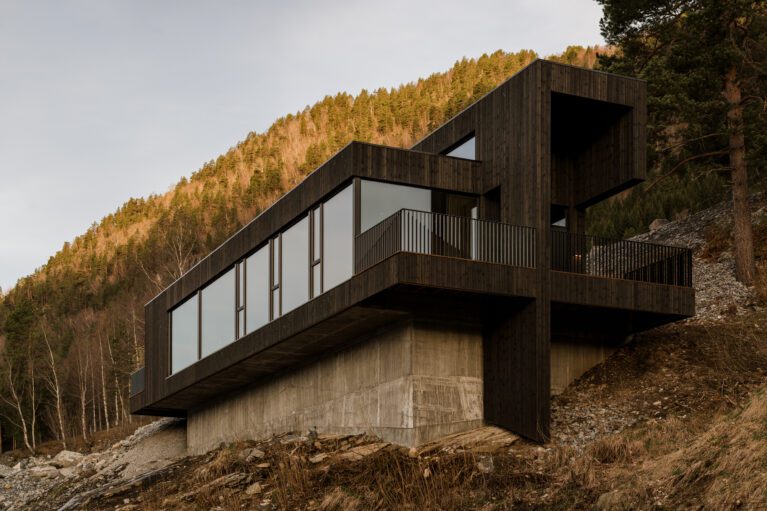 18-07 Holiday Home | OFFICE INAINN