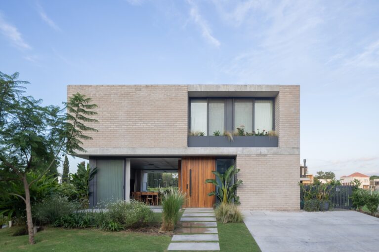 RoMa House | Pedro Ignacio Yáñez + Ignacio Bóscolo + Norberto Nenninger + Paola Salaberri