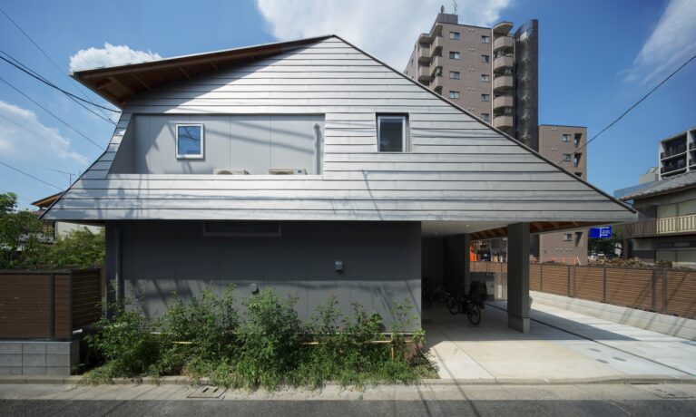 Two Large Roofs Leaning Together | KOMINORU Design