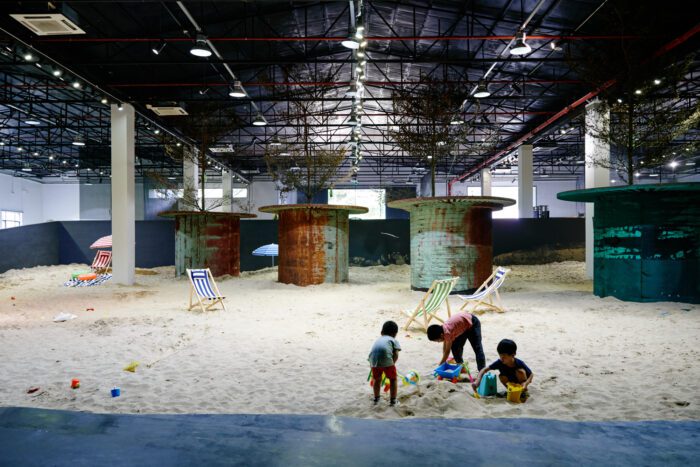 Art work in the sunken area of main exhibition hall. Image © Mao Ji Wu5