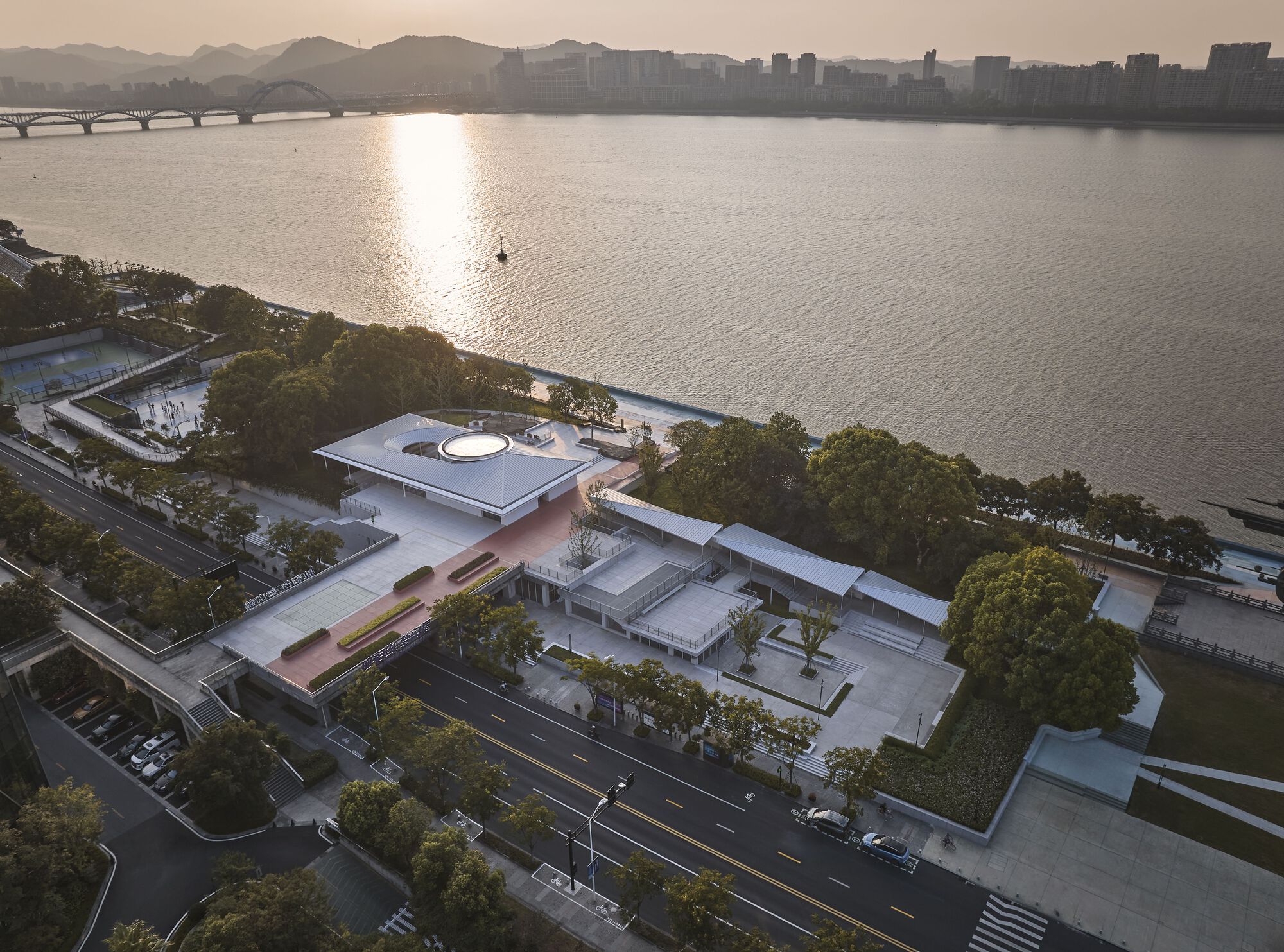 The Jianshi Station & the Tingyun Station