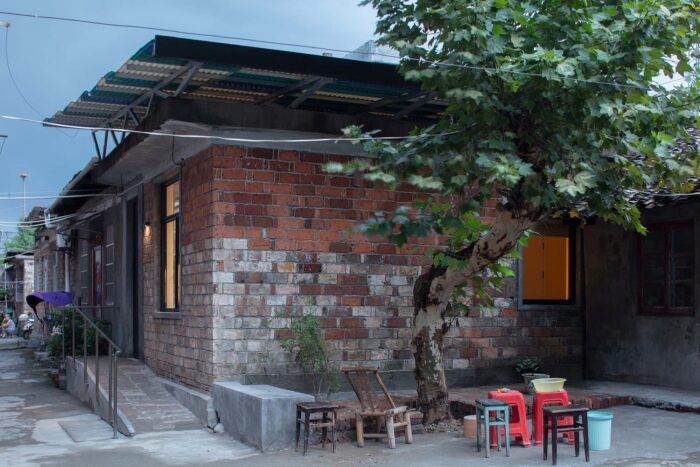 View from the lane entrance to the renovated house. Image © Zhi Xia4