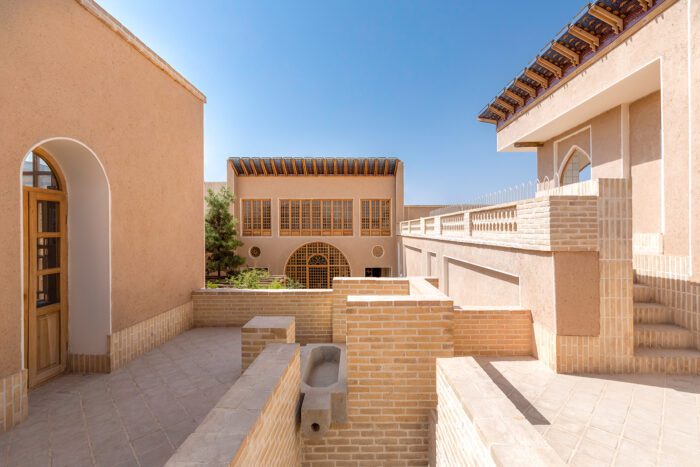 © Mehdi Ghale Beigi, Azadeh Khoshab1