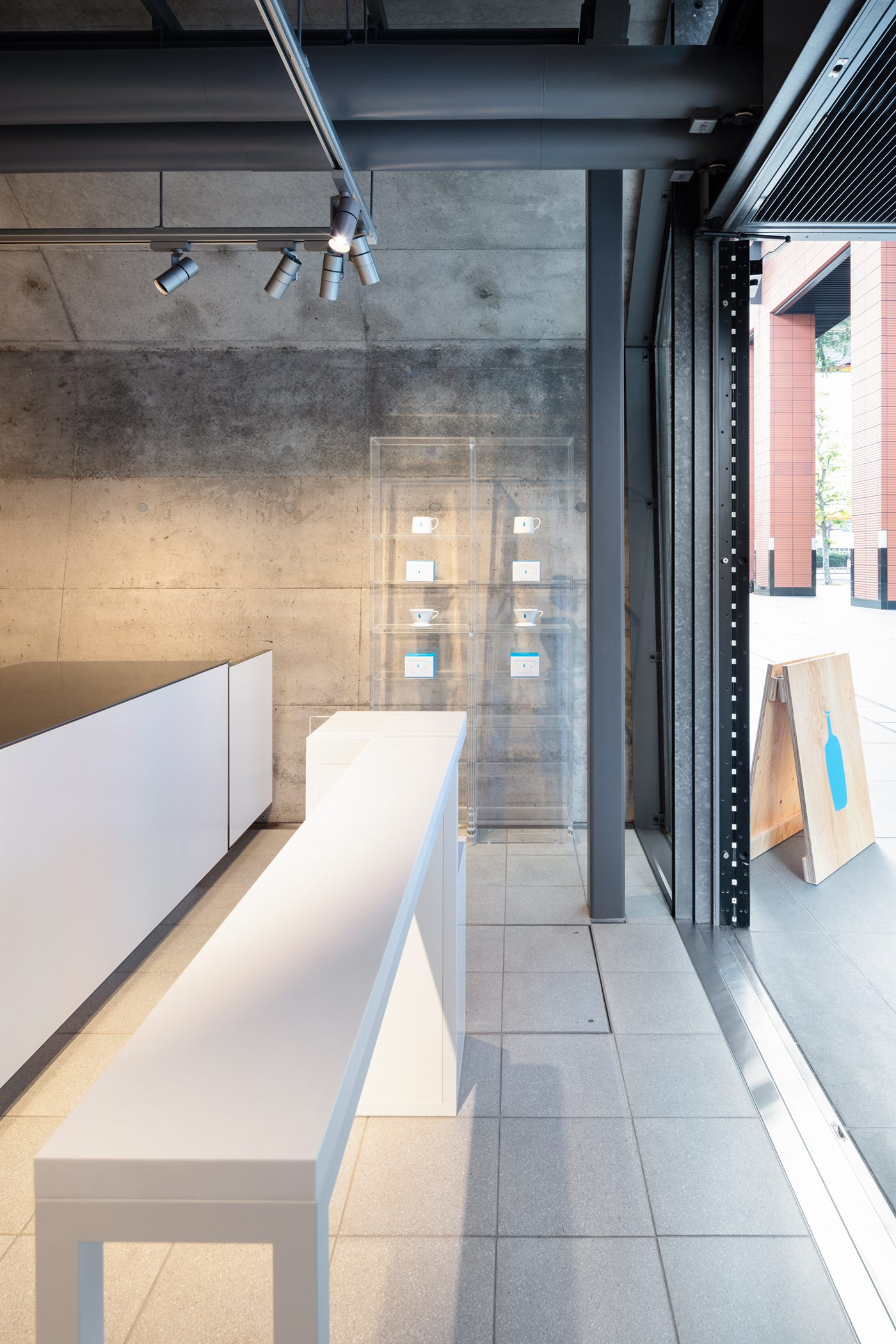 Blue Bottle Coffee Kanda Manseibashi Cafe