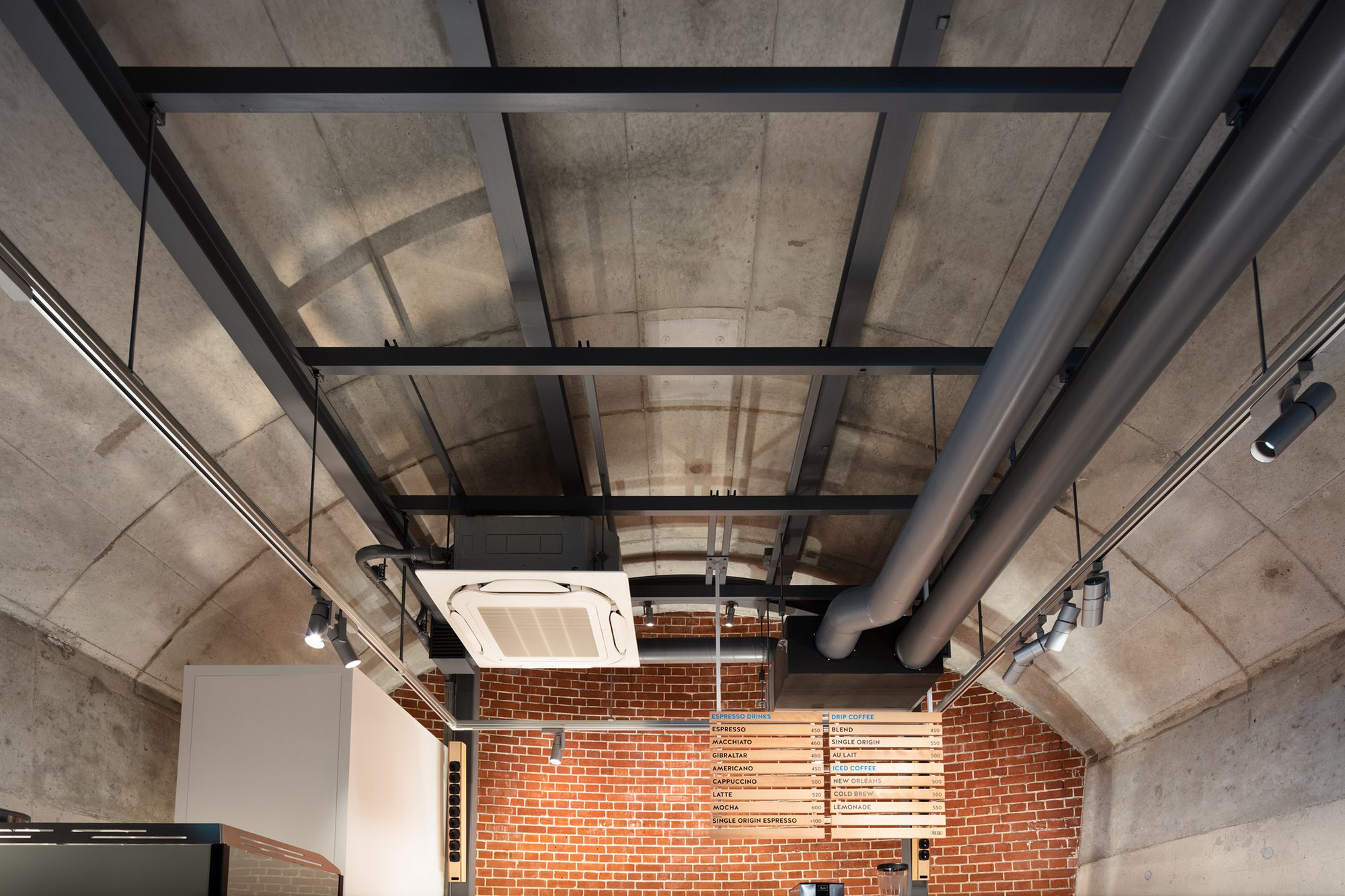 Blue Bottle Coffee Kanda Manseibashi Cafe