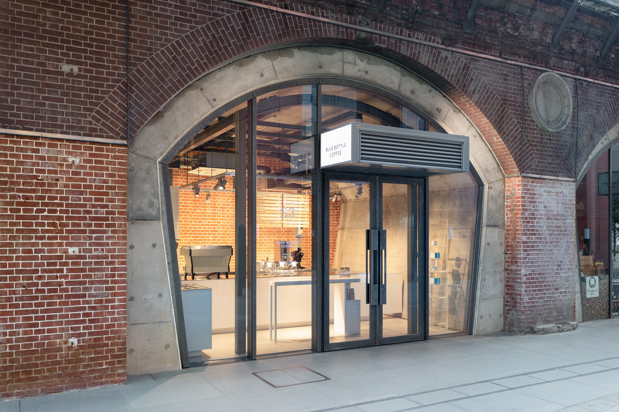 Blue Bottle Coffee Kanda Manseibashi Cafe