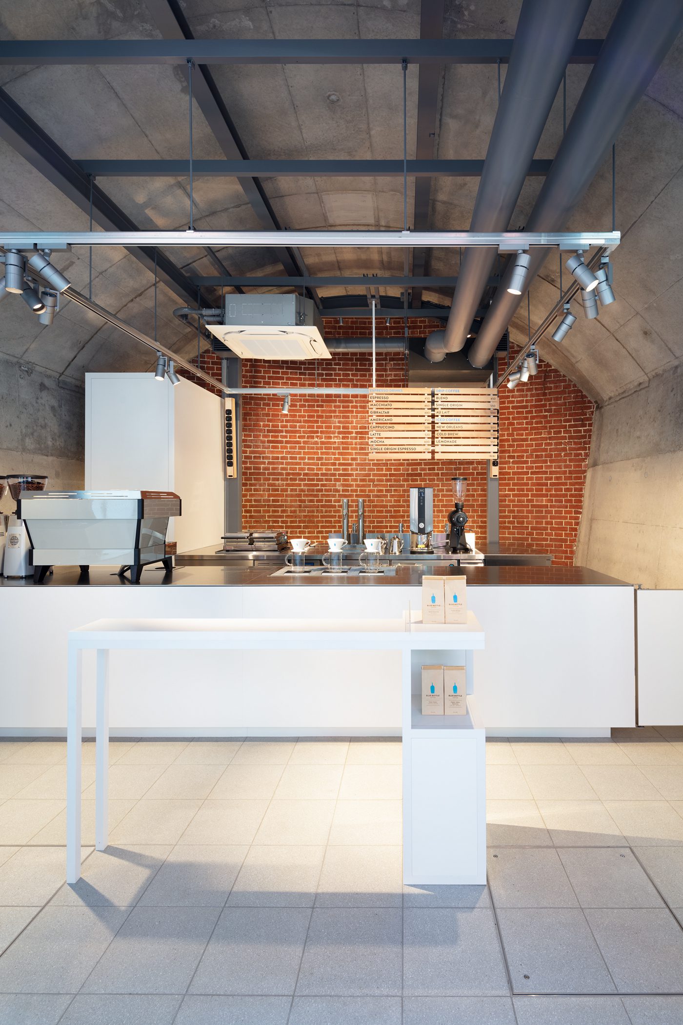 Blue Bottle Coffee Kanda Manseibashi Cafe