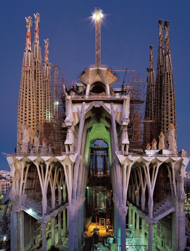 Construction of the aisle vaults, 1997 ©Expiatory Temple of the Sagrada Família