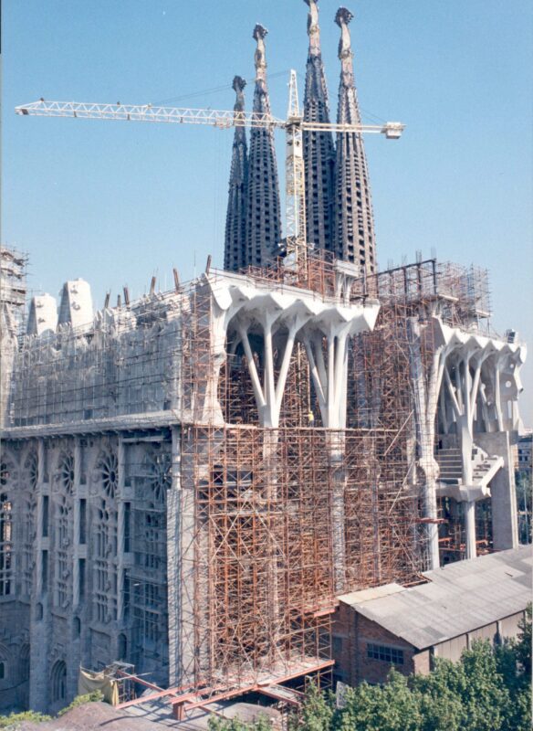 Construction of the aisle vaults, 1997 ©Expiatory Temple of the Sagrada Família