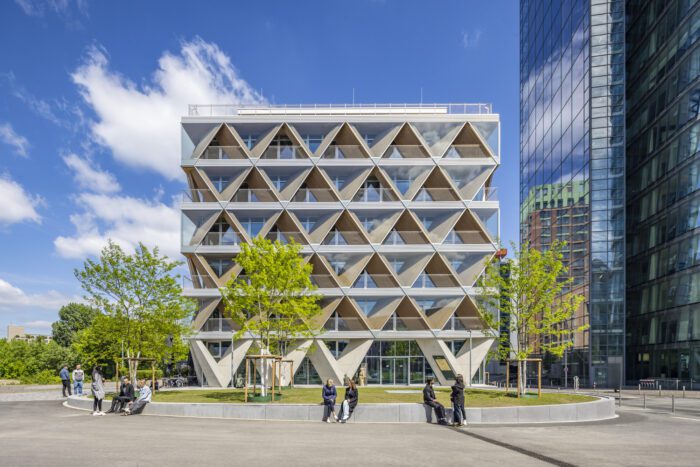 the cradle in duesseldorf. hpp-architekten, arrow international