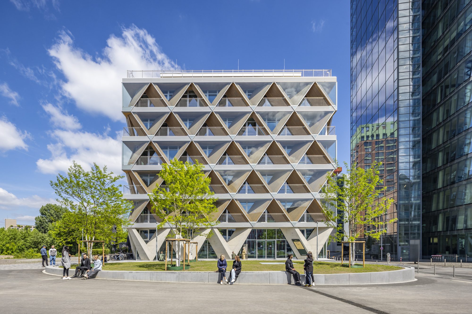 the cradle in duesseldorf. hpp-architekten, arrow international