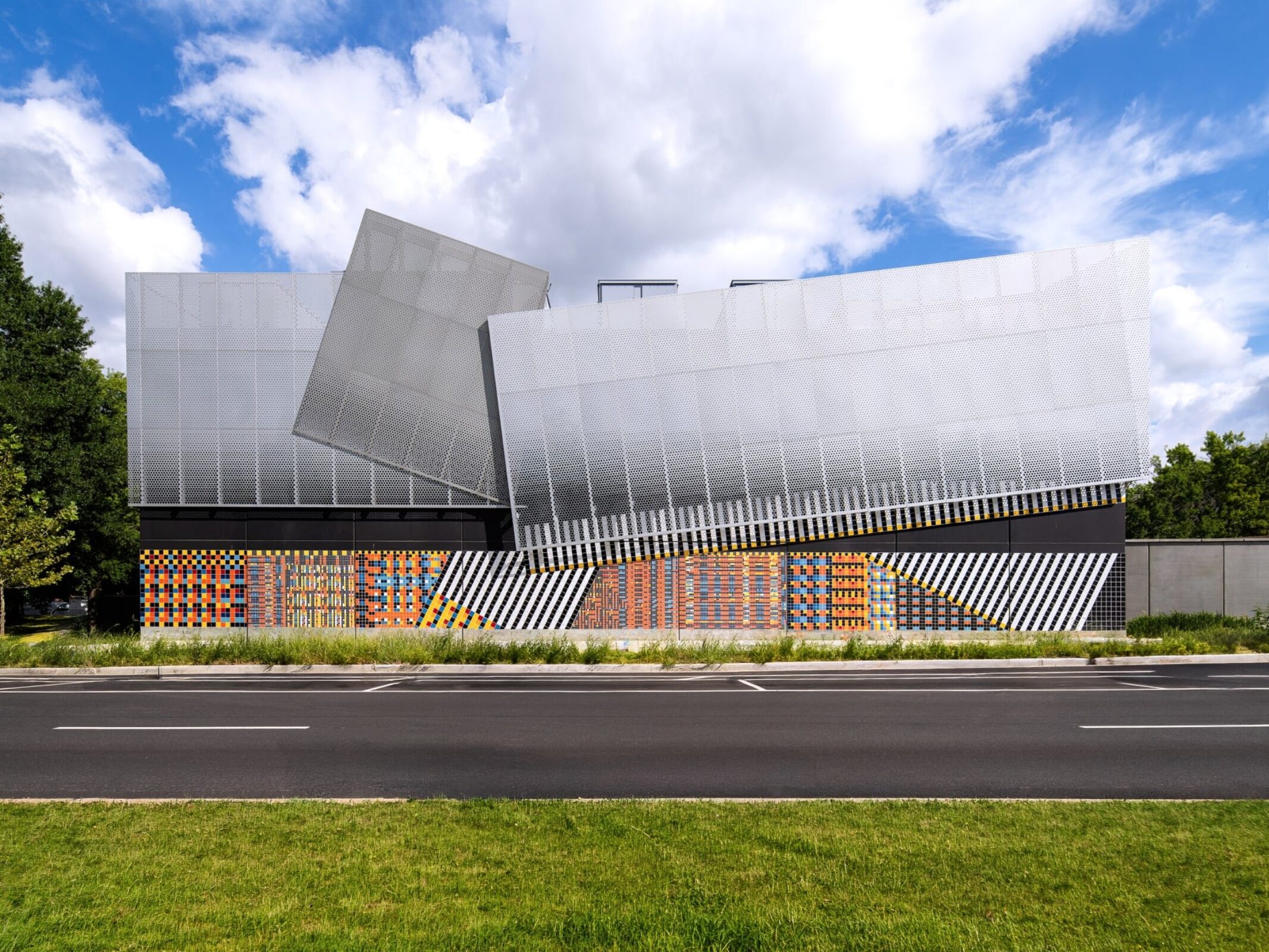 Street corner view of the inVisible facade on Dominion Energy's Crystal Substation in Arlington